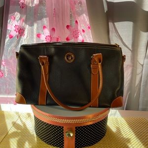 This beautiful Dooney and Bourke purse